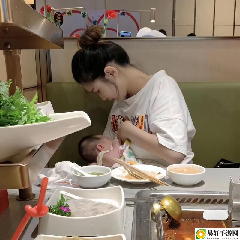 一边哺乳一边吃饭，粉丝表示：生活就是这样平衡的艺术